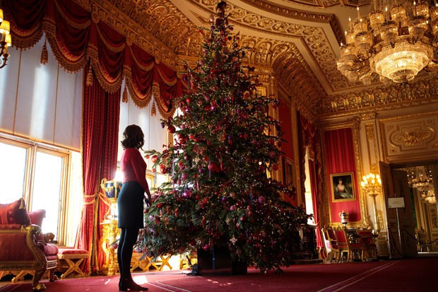 WINDSOR, ENGLAND - NOVEMBER 23: An employee poses with a 15ft Christmas tree in the Crimson Drawing Room which has been decorated for the Christmas period on November 23, 2017 in Windsor Castle, England. The Windsor Castle State Apartments are used by mem (Foto: Getty Images)