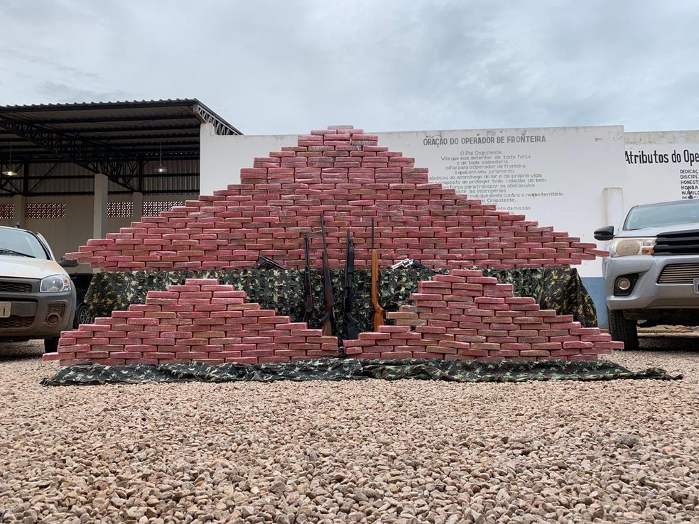 Gefron apreendeu mais de 400 kg de droga em Comodoro — Foto: Sesp-MT/Assessoria