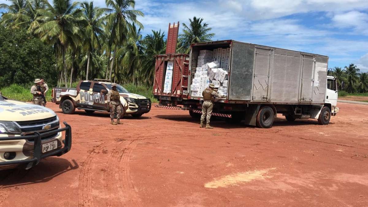 Dois caminhões-baús com carga de cigarros contrabandeados são apreendidos em Acaraú, no Ceará
