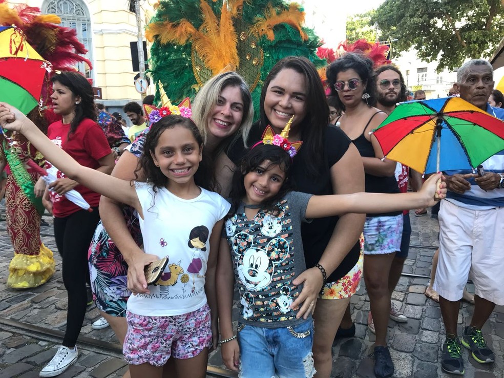 Maria Clara [esq.], de 8 anos, e Luiza, de 6 anos, aproveitaram o primeiro Arrastão do Frevo de 2018 (Foto: Thays Estarque/G1)