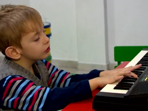 Música ajuda no desenvolvimento de crianças autistas (Foto: Reprodução/RBS TV)
