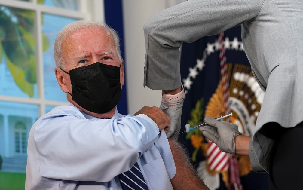 O presidente dos EUA, Joe Biden, recebe a dose de reforço contra a Covid-19 na Casa Branca em Washington em 27 de setembro de 2021 — Foto: Kevin Lamarque/Reuters