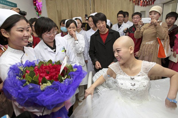 Ela recebeu flores das enfermeiras enquanto se arrumava para cerimônia (Foto: China Daily/Reuters)