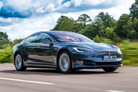 Tesla Model S (2019): um dos carros mais cools e ecológicos do mundo, o Tesla S é capaz de fazer de 0 a 100 km/h em 2,5 segundos. Potência também não falta. (Reprodução) 