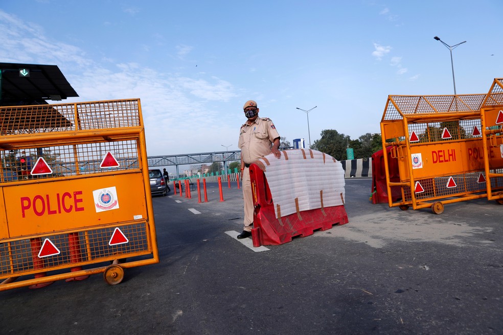 Policial indiano em barricada em Nova Délhi, em 23 de março de 2020 — Foto: Adnan Abidi/File Photo/Reuters