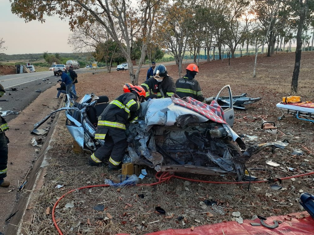 Carro ficou destruído com impacto da batida em rodovia de Andradina — Foto: Arquivo Pessoal 