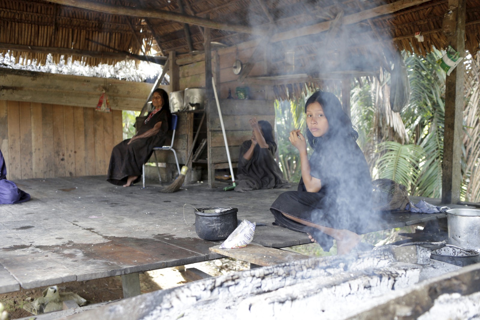 As meninas ashaninkas ajudam as mães no preparo de alimentos, tecelagem e colheita, enqianto os meninos aprendem a pilotar barcos e construir casas — Foto: Domingos Peixoto / Agência O Globo