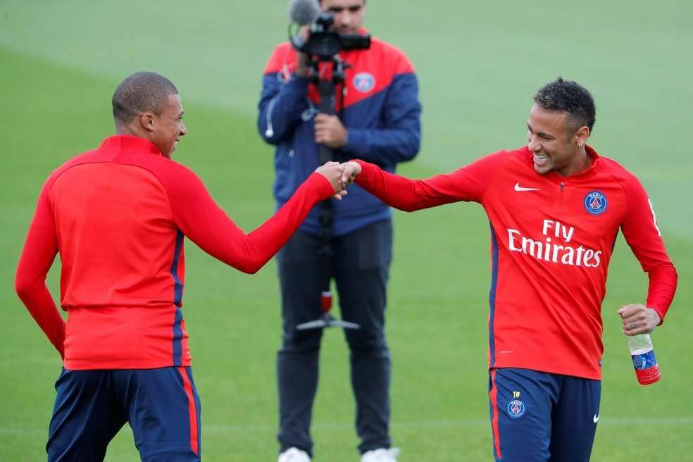 Neymar e Mbappé fazem cumprimento diferente no treino do PSG (Foto: Reuters)
