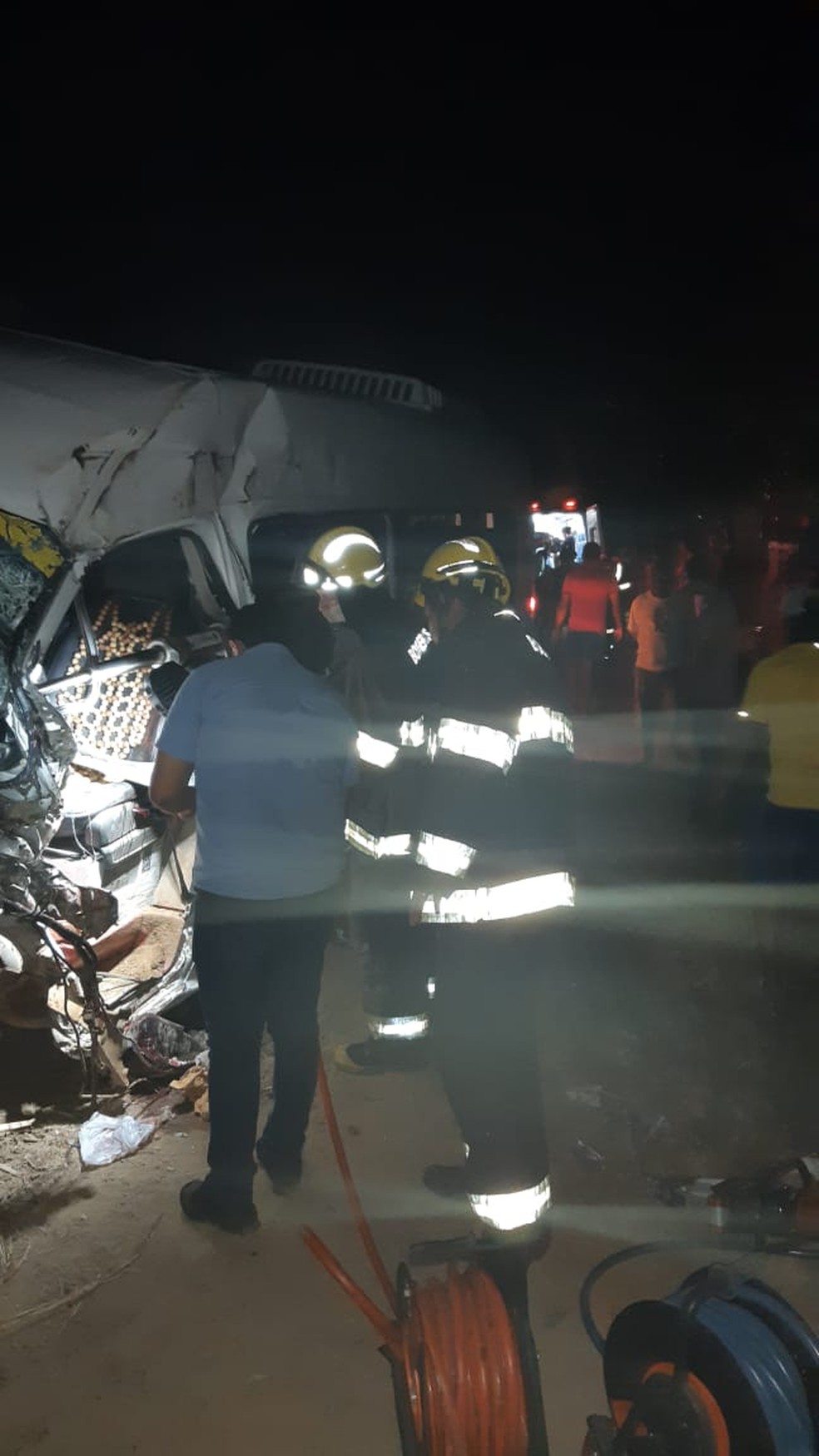 Acidente entre van e caminhão na zona rural de Atalaia, Alagoas — Foto: Divulgalção/Corpo de Bombeiros de Alagoas