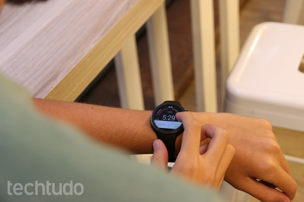 Moto 360 Sport também pode monitorar atividades físicas como pulseira inteligente — Foto: Caio Bersot/TechTudo