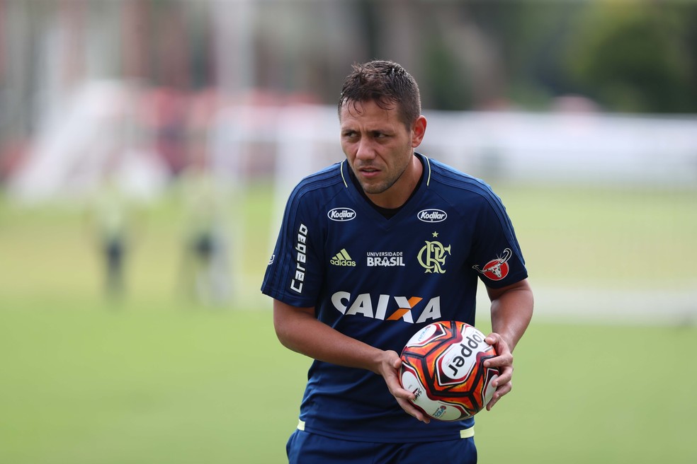 Desde a última semana, Diego Alves faz trabalho em campo sem restrições a quedas: em duas semanas, técnico vai decidir goleiro para o dia 28 (Foto: Gilvan de Souza)