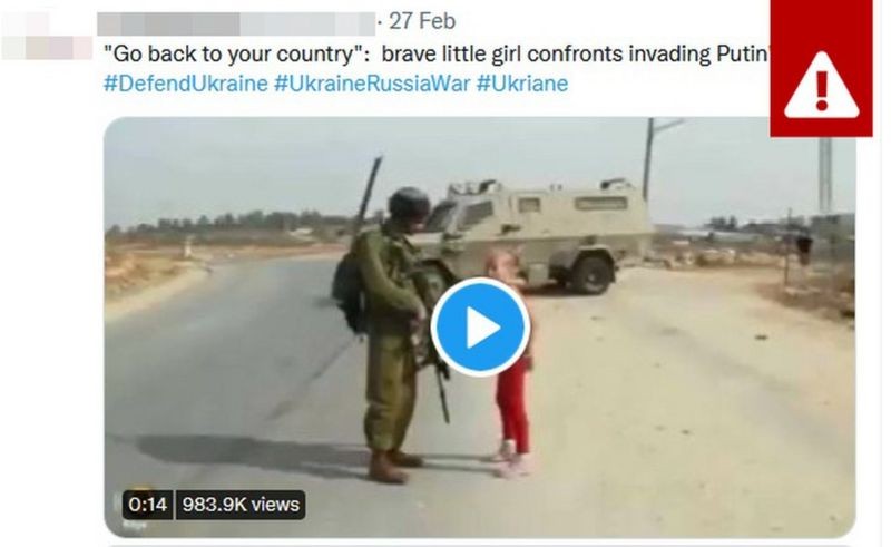 Um vídeo antigo de uma jovem palestina confrontando um soldado israelense viralizou (Foto: BBC News)