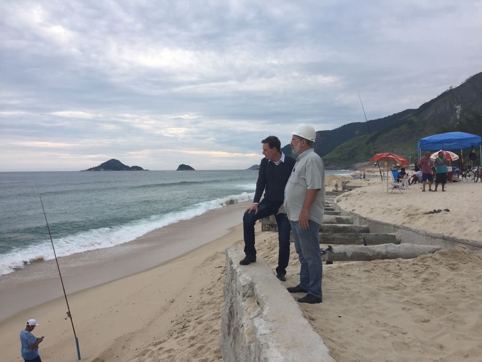 Prefeito Marcelo Crivella visita obra na Praia da Macumba, Zona Oeste (Foto: Yasmin Restum/G1 )