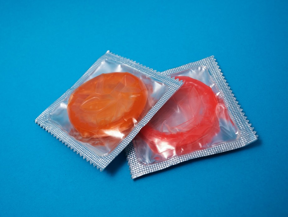 Anvisa suspende lotes de preservativos por falha em testes de estouro