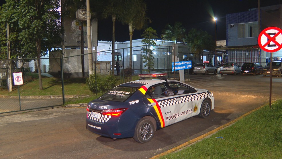 Veículo da PM do DF em frente à UPA de Samambaia — Foto: TV Globo/Reprodução