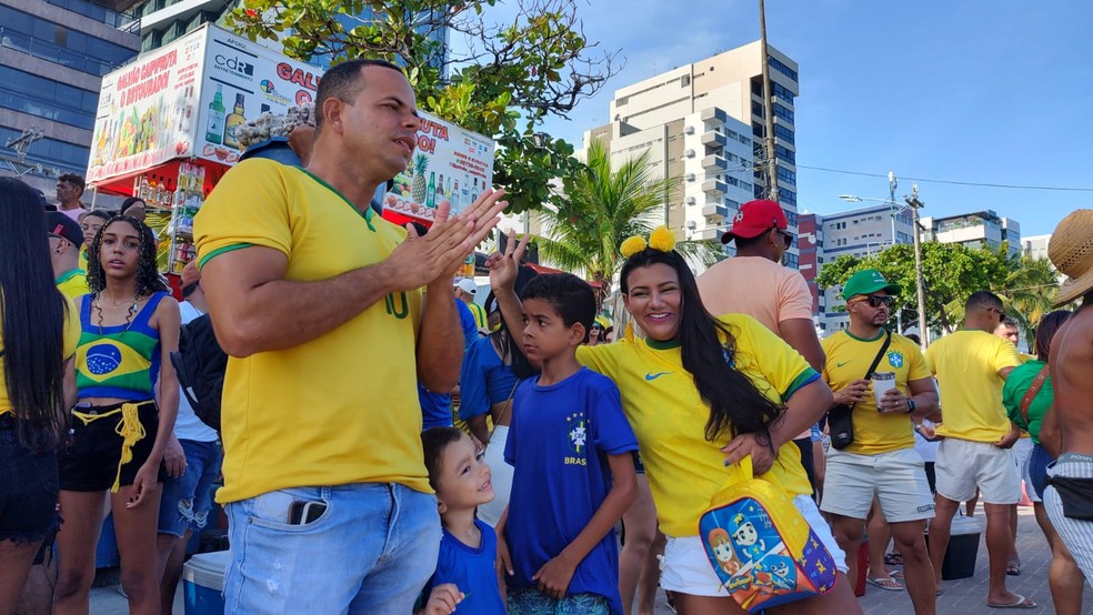 Família de Rodrigo se veste de amarelo e azul para torcer pelo Brasil — Foto: Erik Maia/TV Gazeta