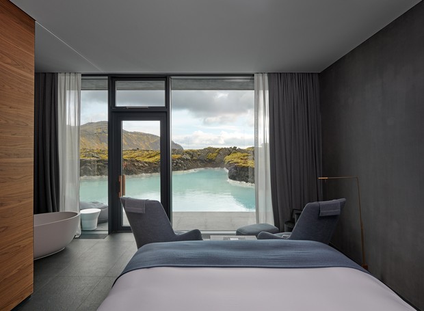 Os quartos têm design minimalista e oferecem vista para o lago (Foto: Reprodução/Dezeen)