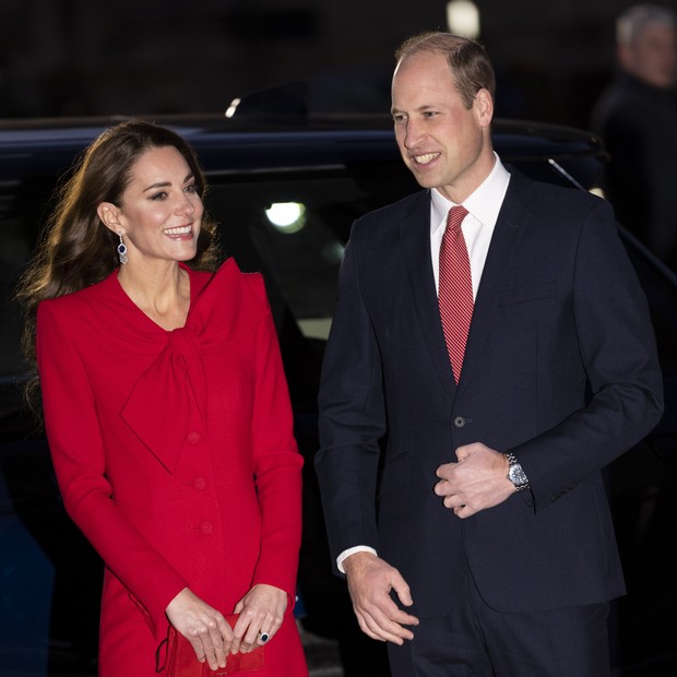 LONDON, ENGLAND - DECEMBER 08: Catherine, Duchess of Cambridge and Prince William, Duke of Cambridge attend the "Together at Christmas" community carol service at Westminster Abbey on December 8, 2021 in London, England. (Photo by Mark Cuthbert/UK Press v (Foto: UK Press via Getty Images)