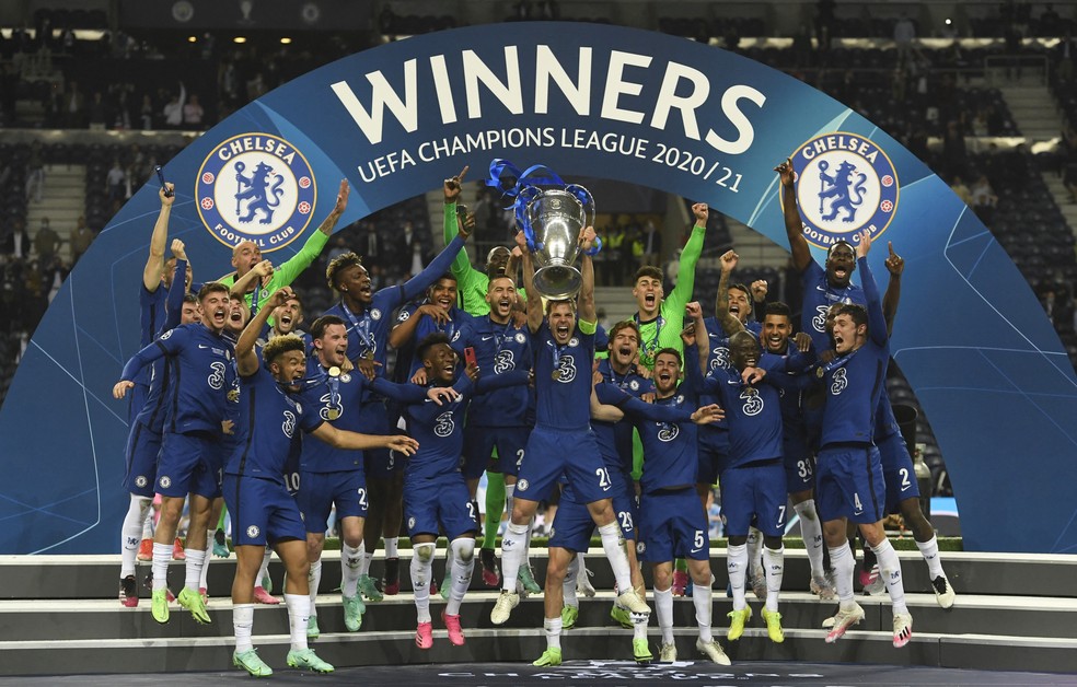 Chelsea ergue o troféu da Liga dos Campeões — Foto: PIERRE-PHILIPPE MARCOU / POOL / AFP