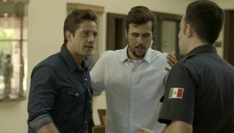 Renzo (Rafael Cardoso) e Rafael (Bruno Ferrai) conversam com policial em 'Salve-se Quem Puder' — Foto: Globo