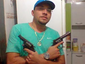Suspeito de assalto a Correios de Tenente Laurentino Cruz, no RN, exibe armas (Foto: Divulgação/Polícia Militar do RN)
