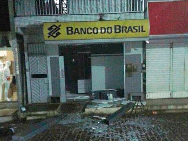 Um grupo formado por cerca de cinco homens explode o cofre de uma agência do Banco do Brasil na cidade Presidente Tancredo Neves, na Bahia (Foto: Carlos José/ Site Voz da Bahia)