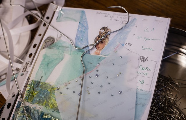 Sketches, swatches and samples - Christian Lacroix's notebook for A Midsummer Night's Dream (Foto: ANN RAY )
