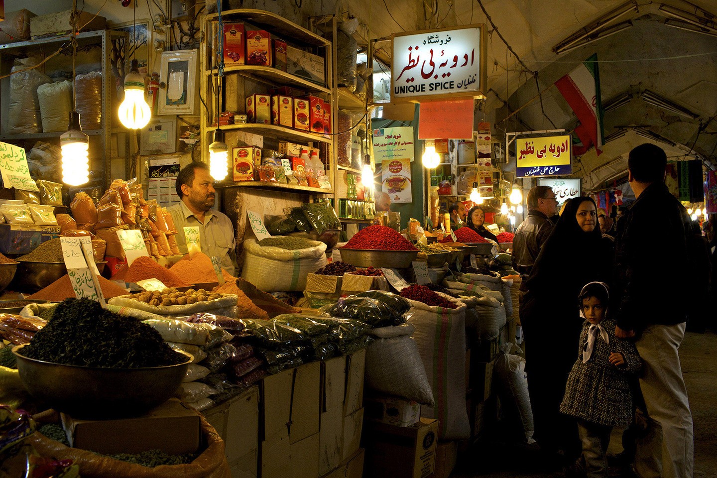 Comerciante do Grande Bazaar de Isfahan (Foto: Reprodução)