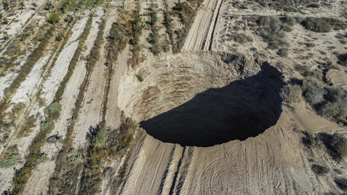 Buraco gigante no deserto do Chile não para de crescer e intriga cientistas | Mundo