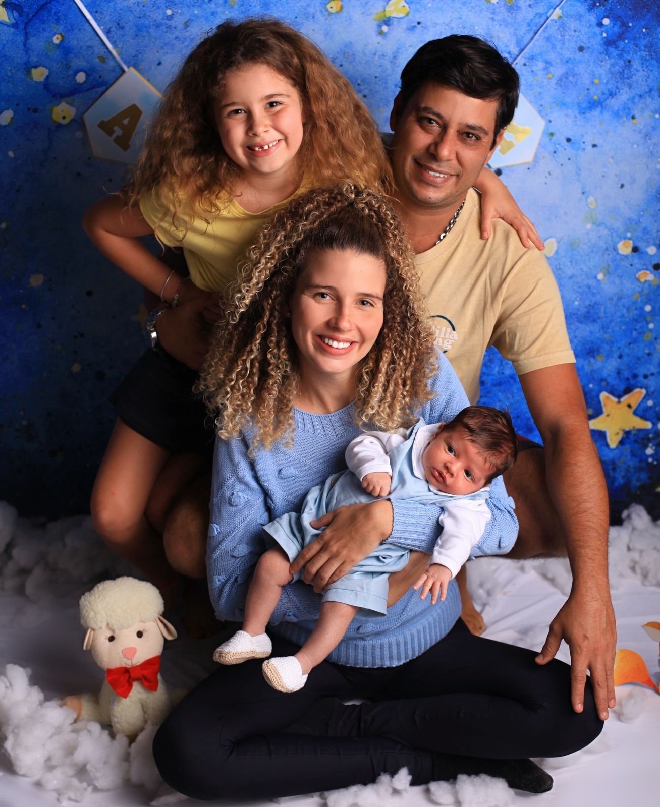 Debby Lagranha com o marido, Leandro, e os filhos, Duda e Arthur (Foto: Studio Encantado Bebês / divulgação)