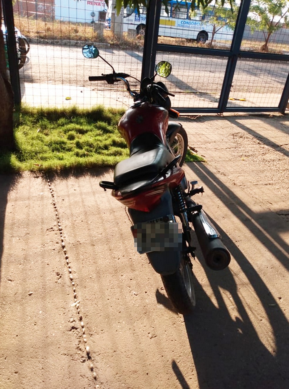 Polícia recuperou motocicleta levada pelos assaltantes na Zona Norte de Teresina — Foto: Polícia Militar