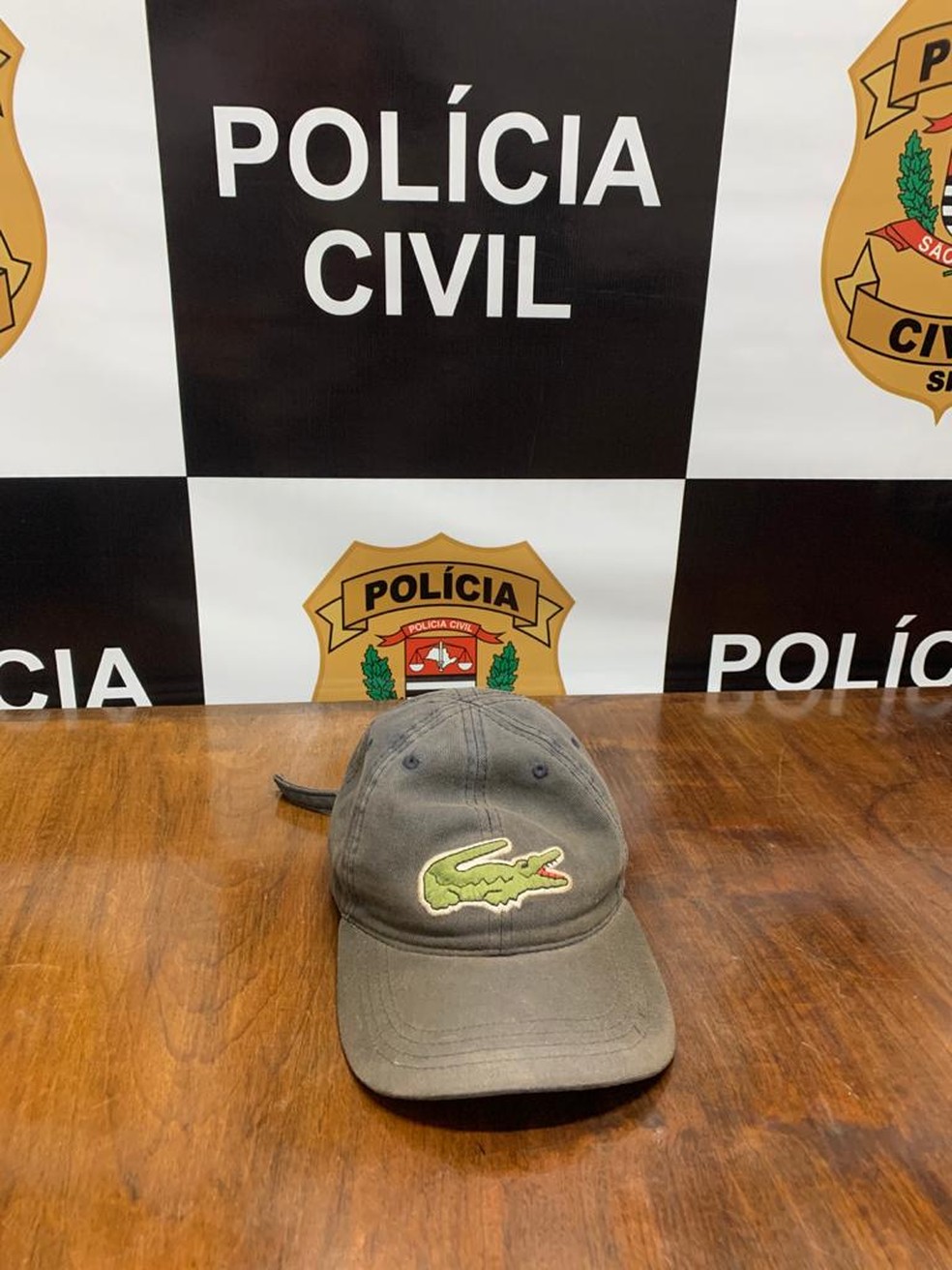 Boné utilizado pelo adolescente durante os assaltos — Foto: Polícia Civil