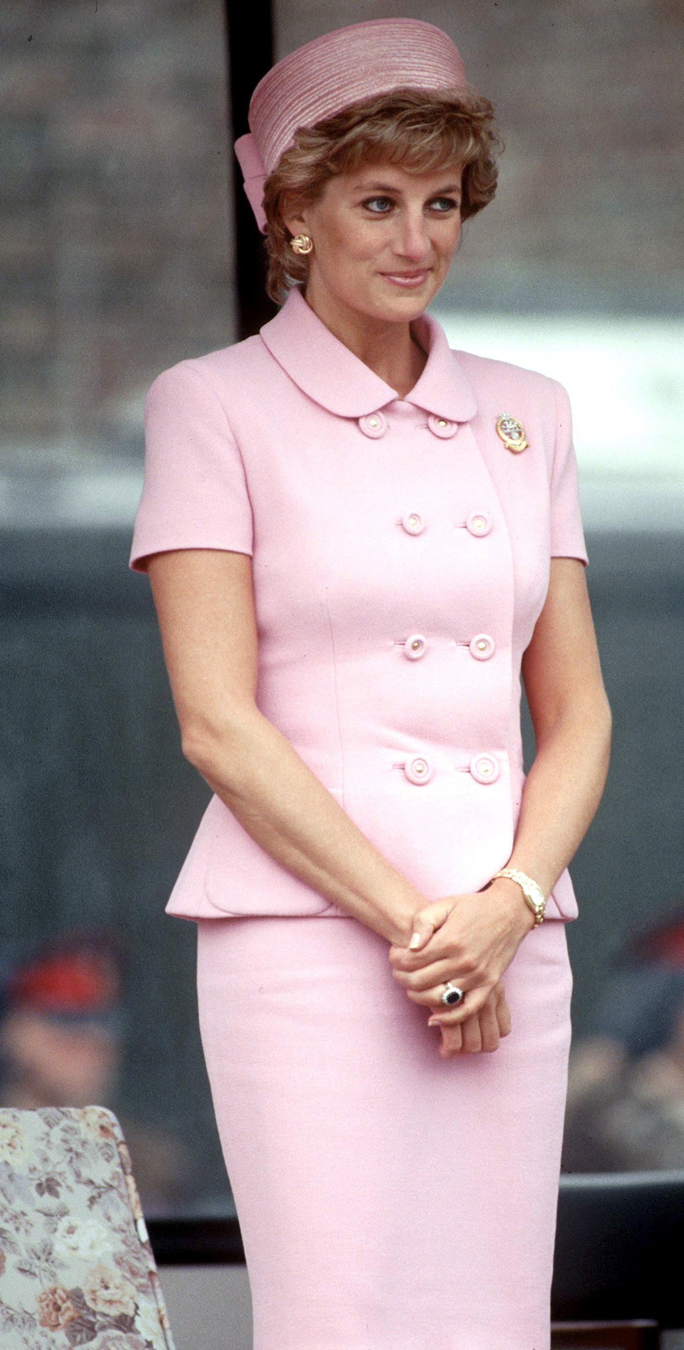UNITED KINGDOM - MAY 20:  Princess Diana Wearing A Suit By Fashion Designers Versace For A Visit To A Regiment  (Photo by Tim Graham Photo Library via Getty Images) (Foto: Tim Graham Photo Library via Get)