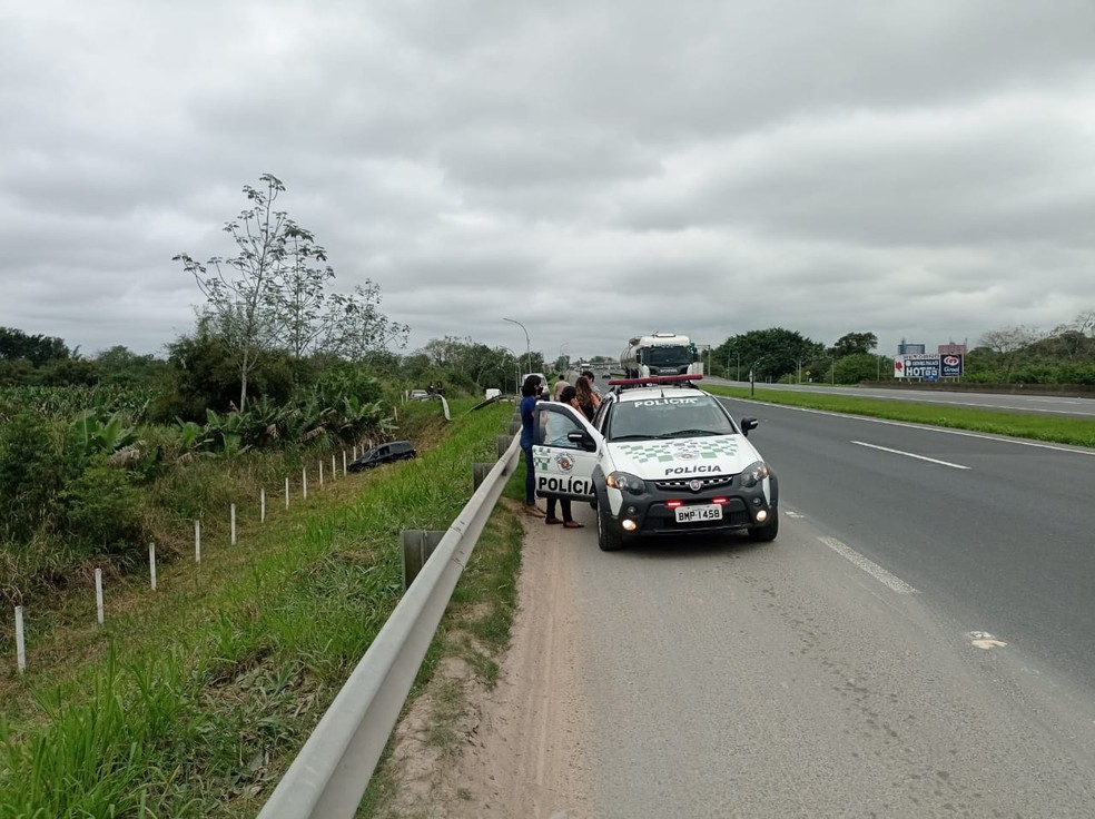 Policiais se depararam com acidente de trânsito quando estavam realizando um trabalho de rotina na rodovia Régis Bittencourt, SP — Foto: Divulgação/Polícia Militar Ambiental 