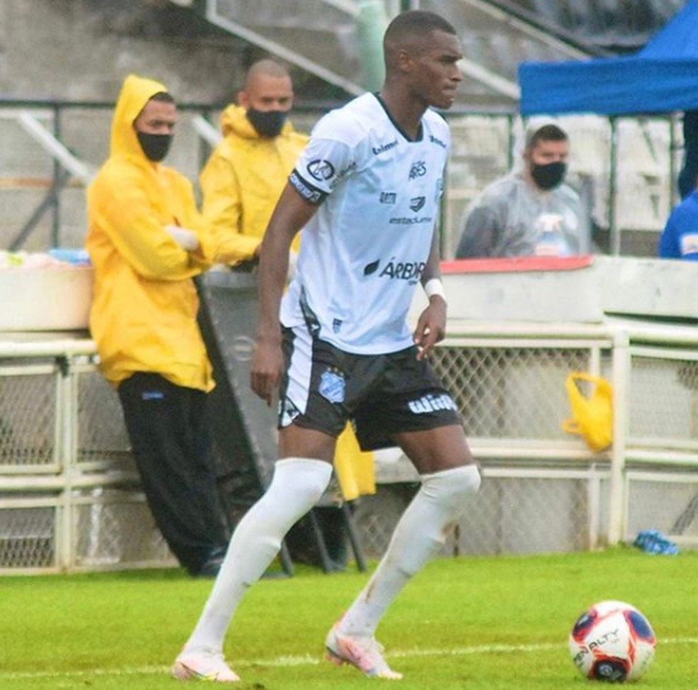 Corinthians aguarda retorno de lateral para ser testado como reserva de Fagner