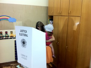 Manuela D´Ávila (PC do B) levou a sobrinha no colo para votar (Foto: Tomás Hammes/G1)