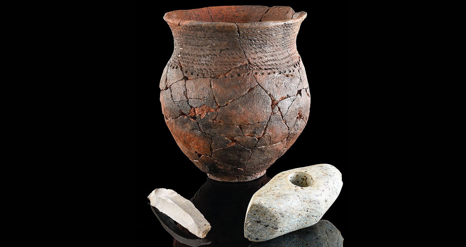 Pote de cerâmica, machado de pedra e lâmina de sílex de um túmulo da Idade da Pedra encontrado na Alemanha (Foto: Secretaria Estadual de Preservação de Monumentos do RPS / Yvonne Mühleis)