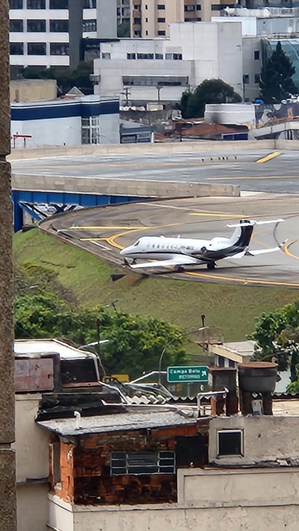 Aeronave para no limite da pista de pouso em Congonhas, na Zona Sul de SP. — Foto: Reprodução/ redes sociais.