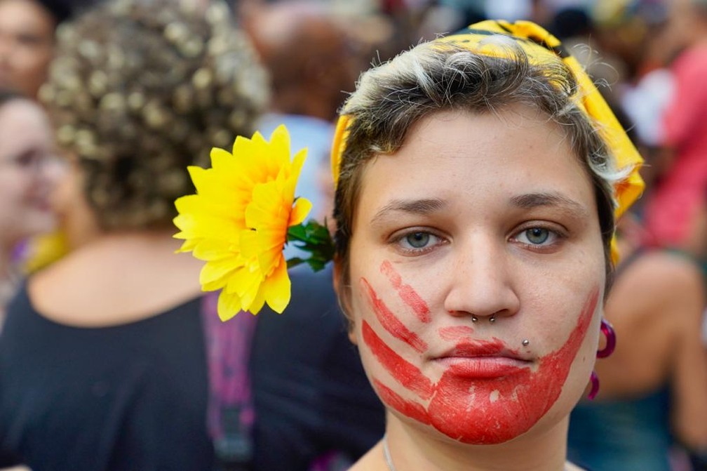  Isadora Bicalho, de 31 anos,e com rosto pintado no ato   — Foto: Marcos Serra Lima/ G1 