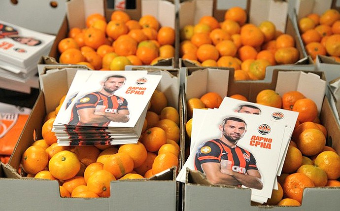 Darijo Srna entregou 20 toneladas de tangerinas às crianças de Donetsk (Foto: Divulgação / shakhtar.com)