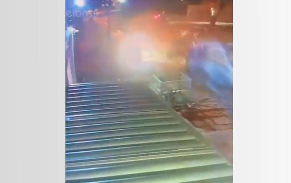 Vídeo mostra momento em que carro de suspeitos arremessa moto de PM antes de confronto, em Foz do Iguaçu — Foto: Reprodução