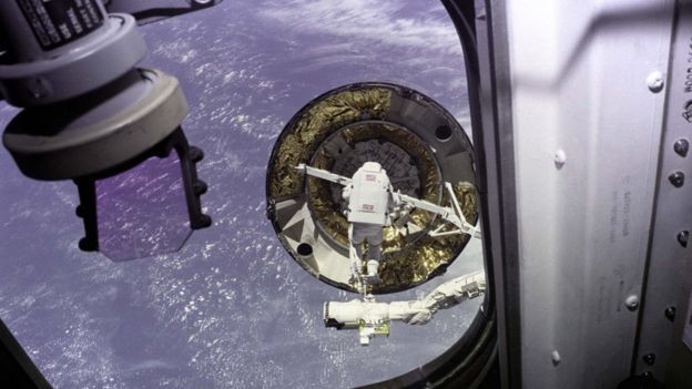 Em 1992, astronautas resgataram um satélite Intelsat (Foto: NASA)