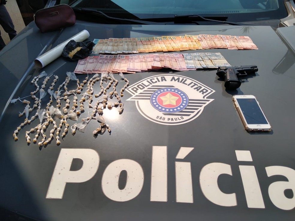 Jovem é preso com mais de 200 porções de crack em Ourinhos — Foto: Polícia Militar/Divulgação