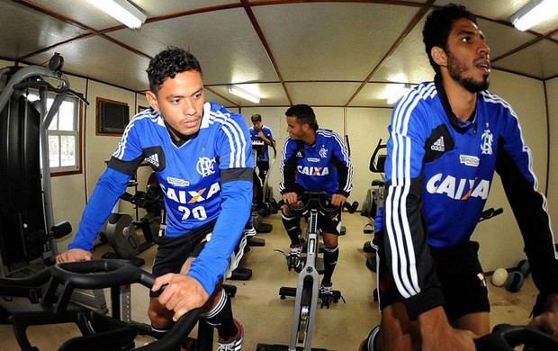 Fla foge de frio e chuva, mas não da aula de spinning na academia