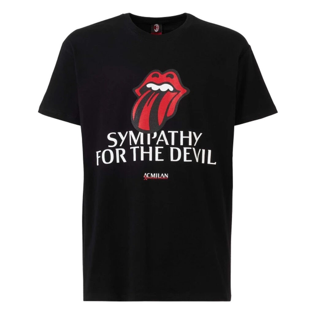 Mais uma camiseta da coleção Milan x Stones: esta conta com o escrito 'Sympathy for the devil', hit da banda (Foto: Reprodução)