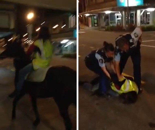 Mulher descontrolada montou bêbada em cavalo e precisou ser algemada pelos policiais (Foto: Reprodução) Mulher descontrolada montou bêbada em cavalo e precisou ser algemada pelos policiais (Foto: Reprodução)