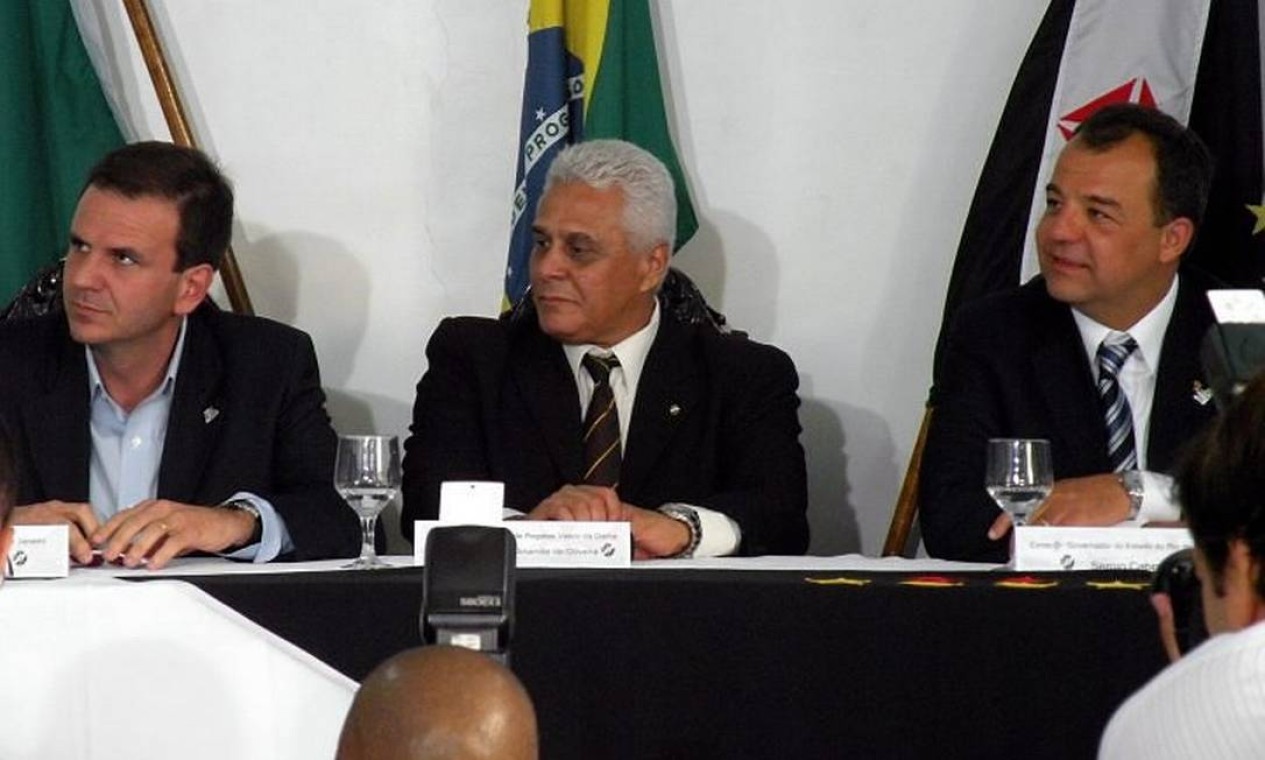 Político. Eduardo Paes, Roberto Dinamite e Sérgio Cabral durante o lançamento do programa de sócios — Foto: Vicente Seda
