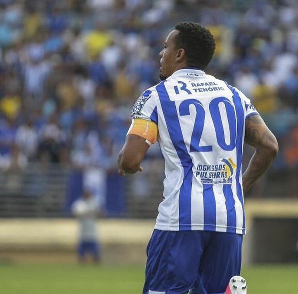 Rosinei aumentou a galeria de taças da carreira com o título da Série C (Foto: Alisson Frazão/Assessoria CSA)