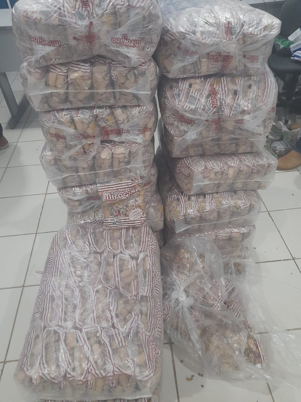 Alguns dos alimentos já estavam em sacolões que seriam enviados para a zona rural da cidade — Foto: Arquivo/Vigilância Sanitária de Sena Madureira