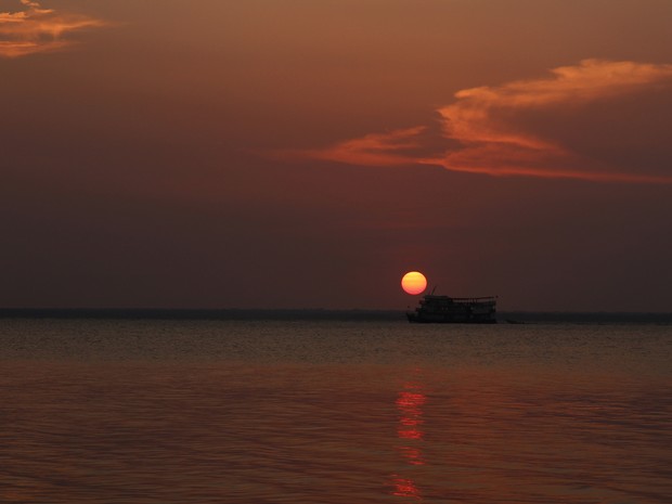 Pôr-do-sol na praia do Cururu é contemplado diariamente por turistas. (Foto: Celso Lobo)